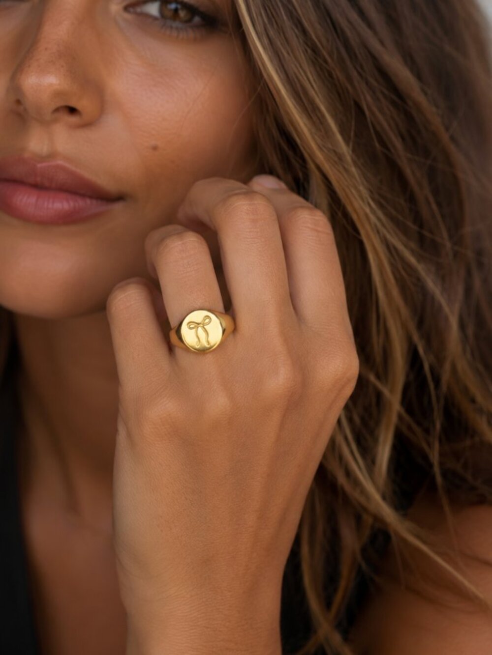 "LoveShack" Ribbon Signet 18K Ring